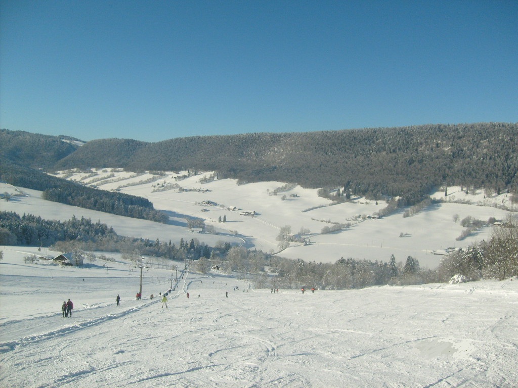 Vue sur la vallée depuis les pistes du Crêt-du-Puy